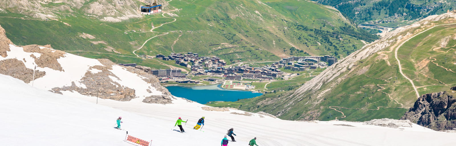 This summer it is possible to ski at an altitude of 3000m under the sun of Tignes.